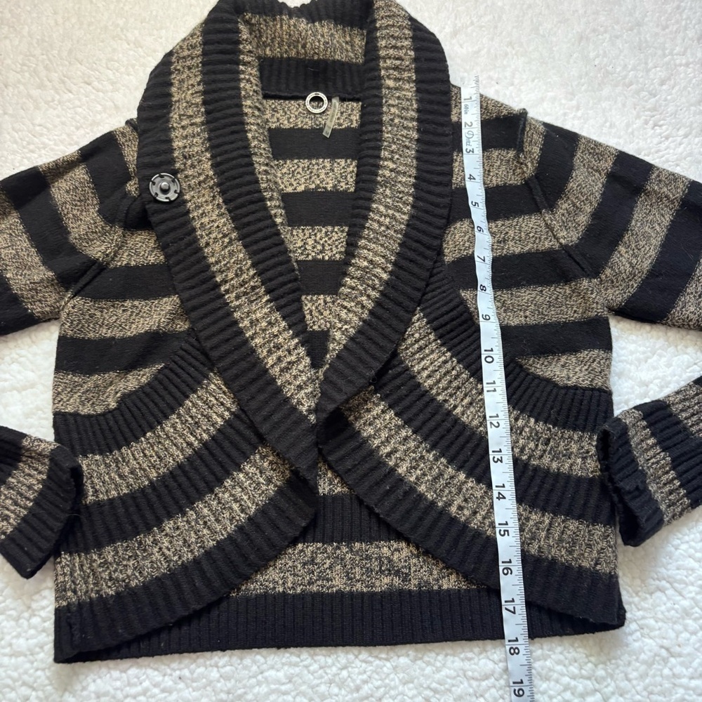 ⭐️⭐️⭐️One Girl Who Black and Brige Striped Bolero Cardigan size Medium - Picture 5 of 6